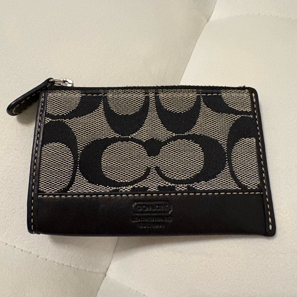 Coach Black and Gray Credit Card Holder /Change Pouch / Zipper Top, Side Pocket